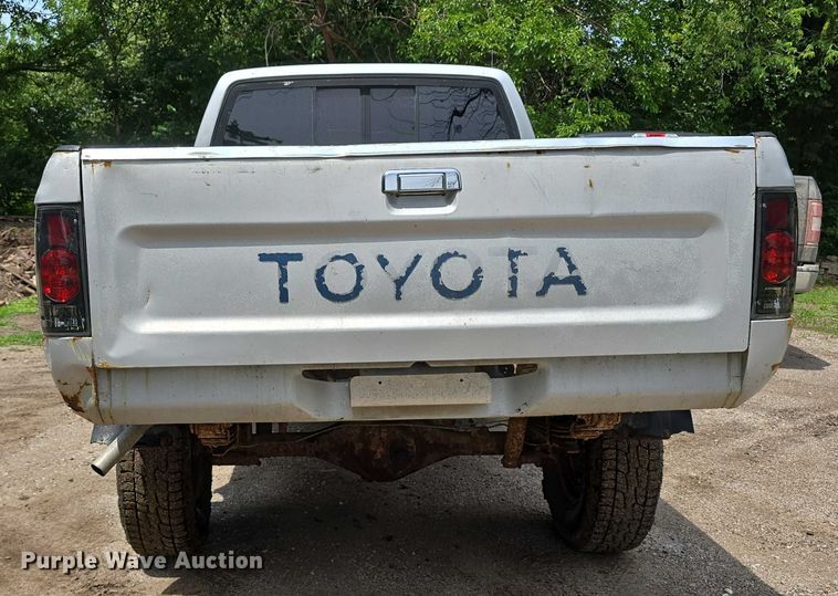 image for item EO1026 1990 Toyota pickup truck