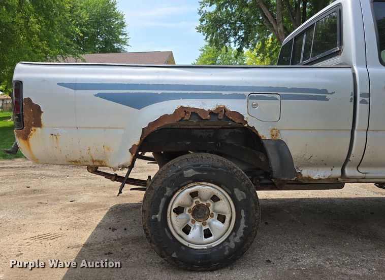 image for item EO1026 1990 Toyota pickup truck