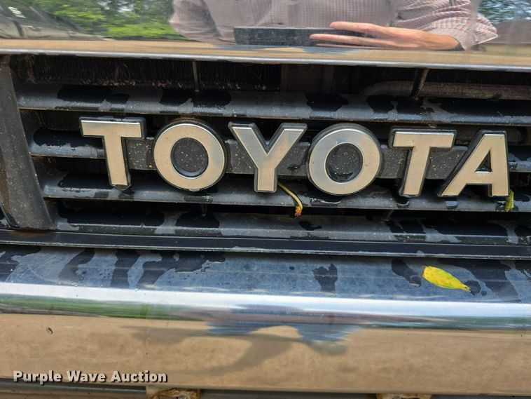 image for item EO1026 1990 Toyota pickup truck