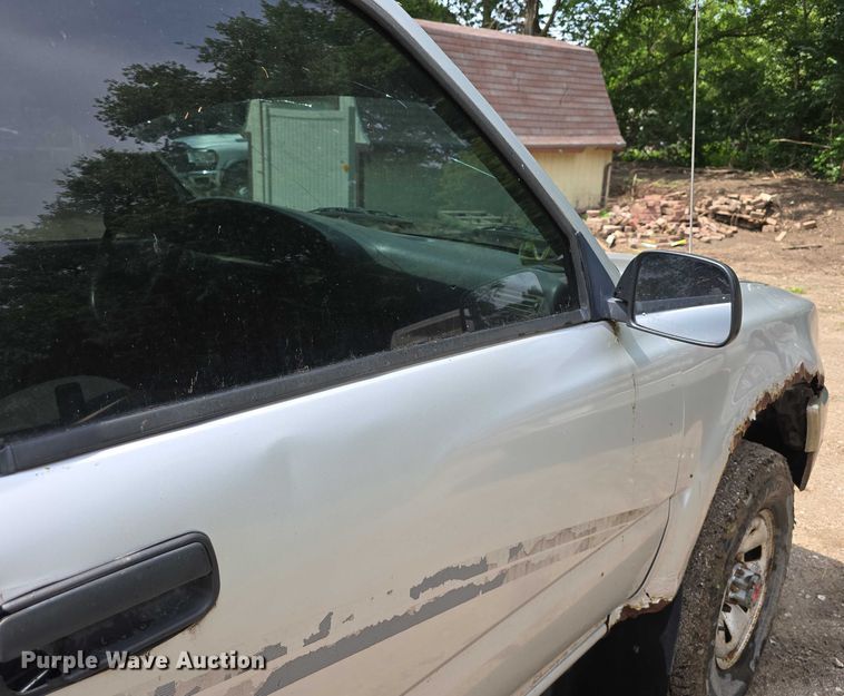 image for item EO1026 1990 Toyota pickup truck