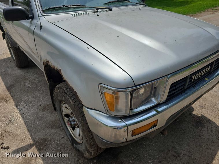 image for item EO1026 1990 Toyota pickup truck