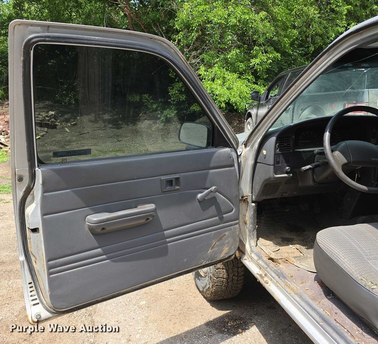 image for item EO1026 1990 Toyota pickup truck