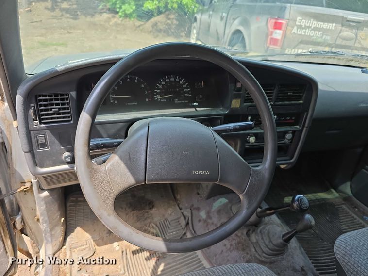 image for item EO1026 1990 Toyota pickup truck