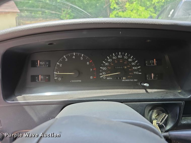 image for item EO1026 1990 Toyota pickup truck