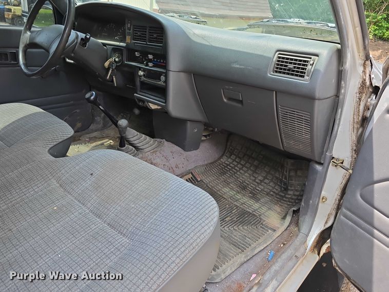 image for item EO1026 1990 Toyota pickup truck