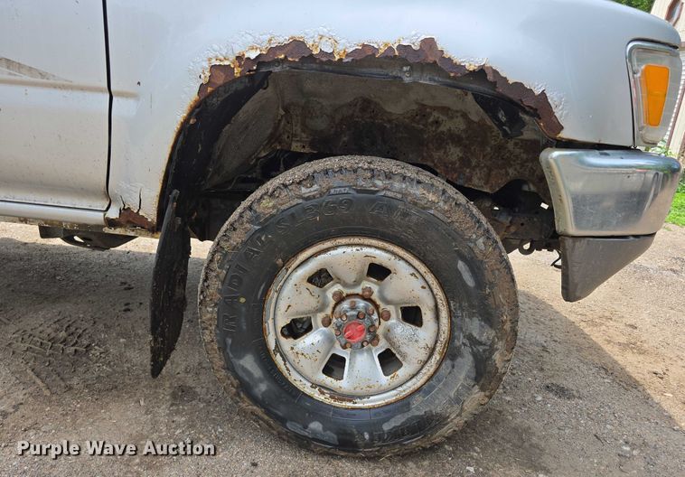 image for item EO1026 1990 Toyota pickup truck