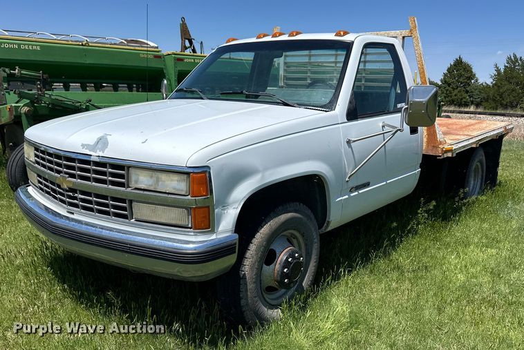 image for item EQ4774 1990 Chevrolet C3500 flatbed pickup truck
