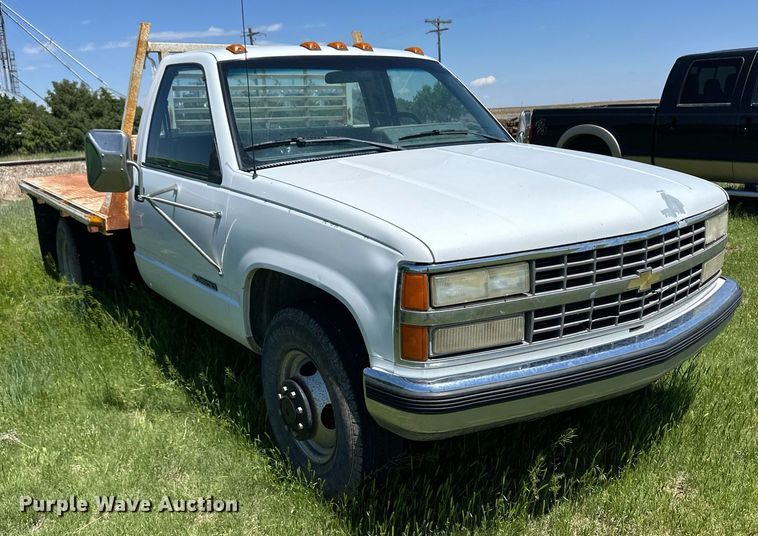 image for item EQ4774 1990 Chevrolet C3500 flatbed pickup truck