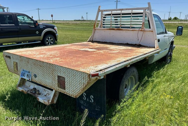 image for item EQ4774 1990 Chevrolet C3500 flatbed pickup truck