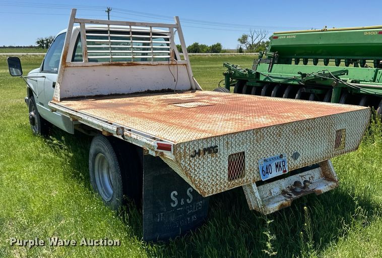 image for item EQ4774 1990 Chevrolet C3500 flatbed pickup truck