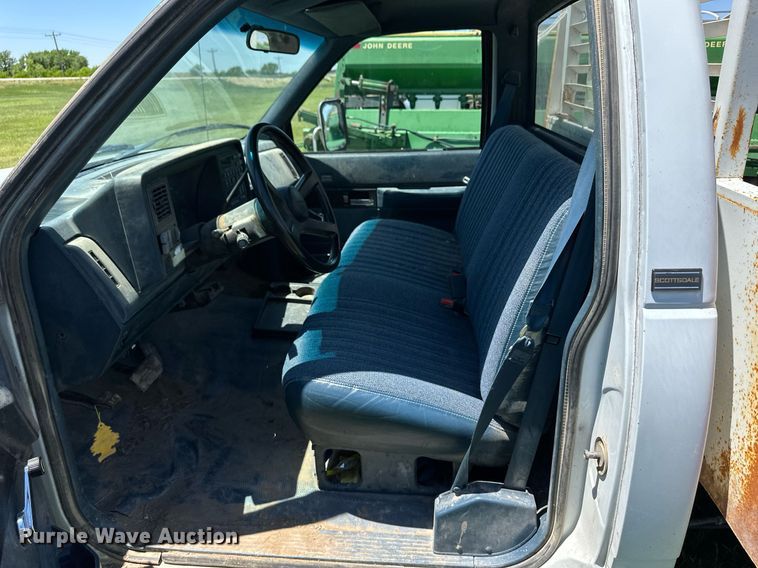 image for item EQ4774 1990 Chevrolet C3500 flatbed pickup truck
