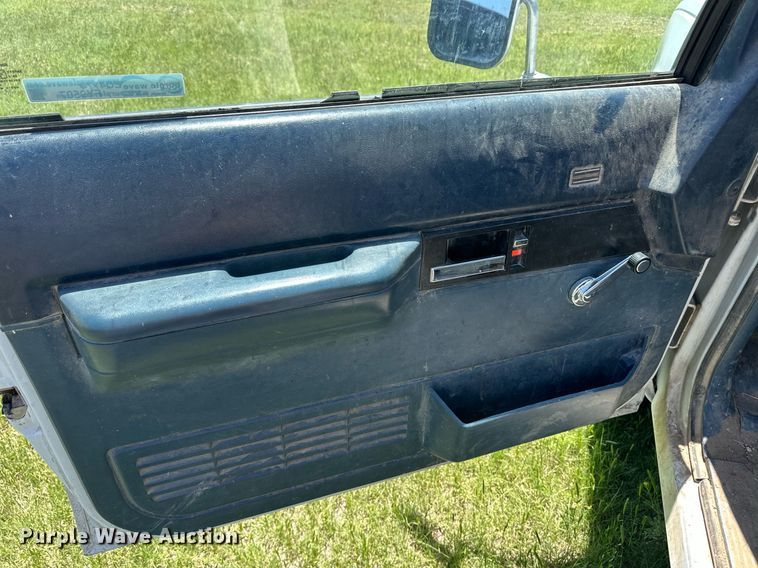 image for item EQ4774 1990 Chevrolet C3500 flatbed pickup truck