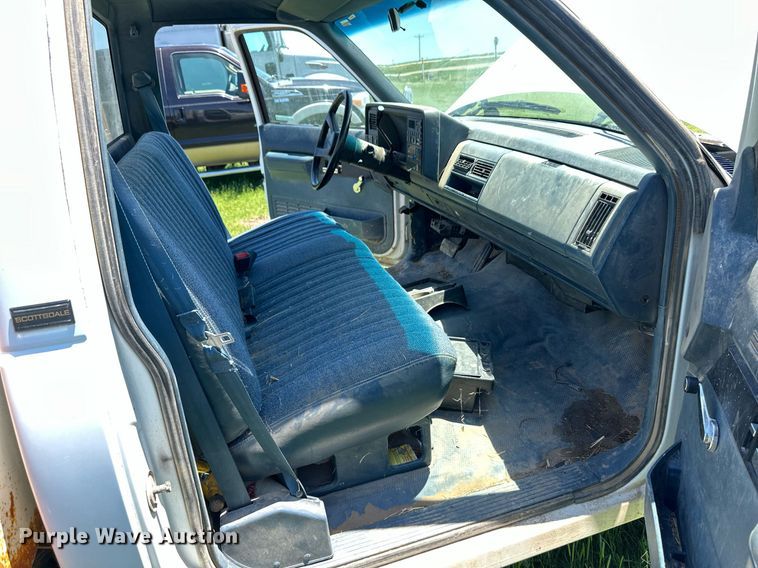 image for item EQ4774 1990 Chevrolet C3500 flatbed pickup truck