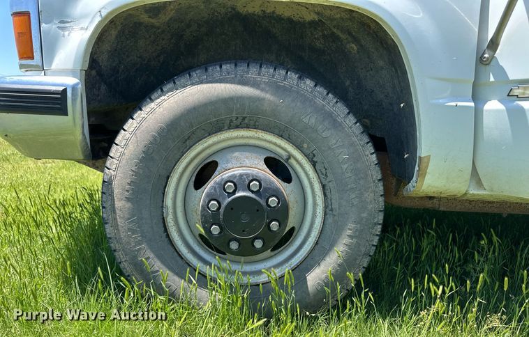 image for item EQ4774 1990 Chevrolet C3500 flatbed pickup truck