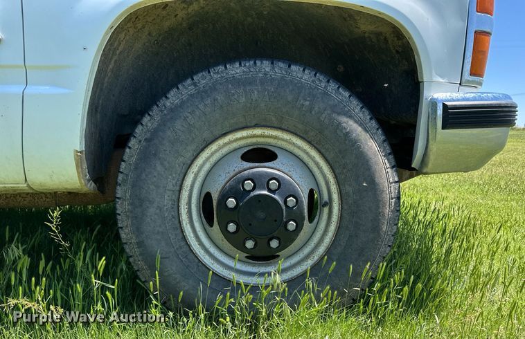 image for item EQ4774 1990 Chevrolet C3500 flatbed pickup truck