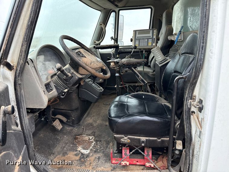 image for item EQ4905 2011 International 7400 ration delivery truck