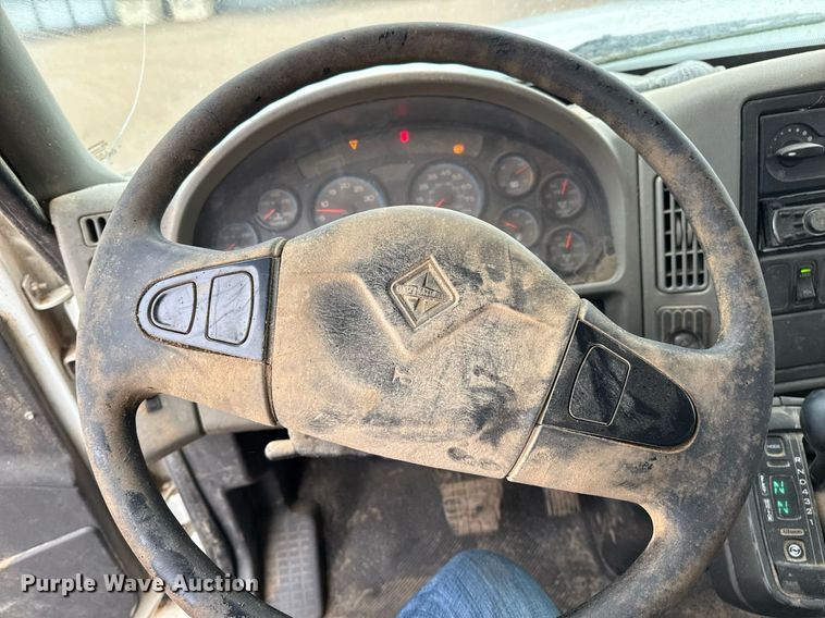 image for item EQ4905 2011 International 7400 ration delivery truck