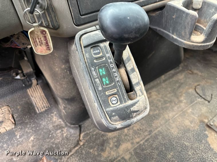 image for item EQ4905 2011 International 7400 ration delivery truck