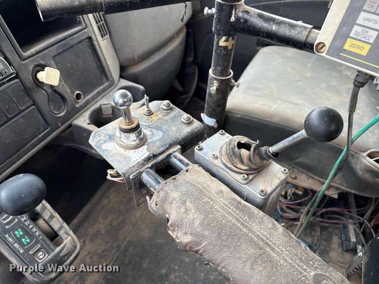 image for item EQ4905 2011 International 7400 ration delivery truck