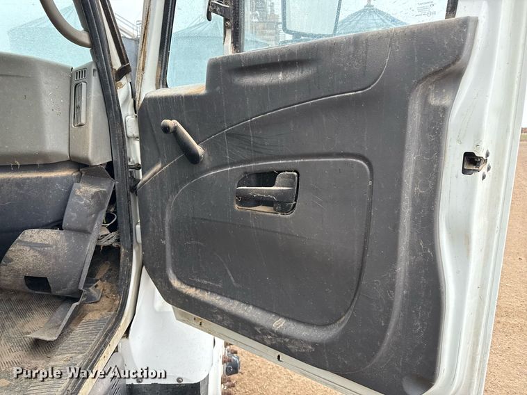 image for item EQ4905 2011 International 7400 ration delivery truck