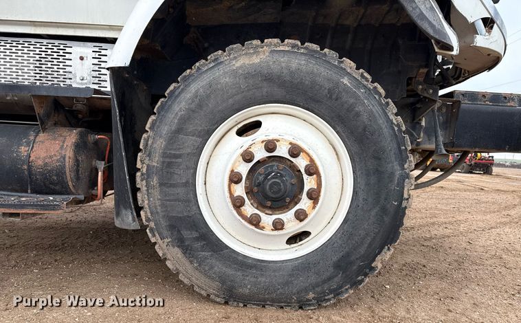 image for item EQ4905 2011 International 7400 ration delivery truck