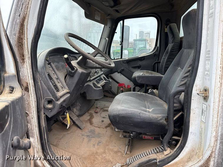 image for item EQ4906 2006 Freightliner Business Class M2 flatbed truck