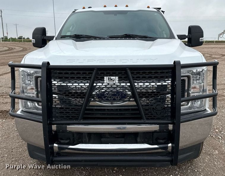 image for item EQ4928 2019 Ford F350 Super Duty  SuperCab bale bed pickup truck