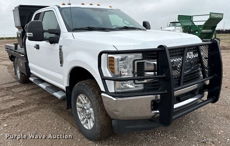 image for item EQ4928 2019 Ford F350 Super Duty  SuperCab bale bed pickup truck