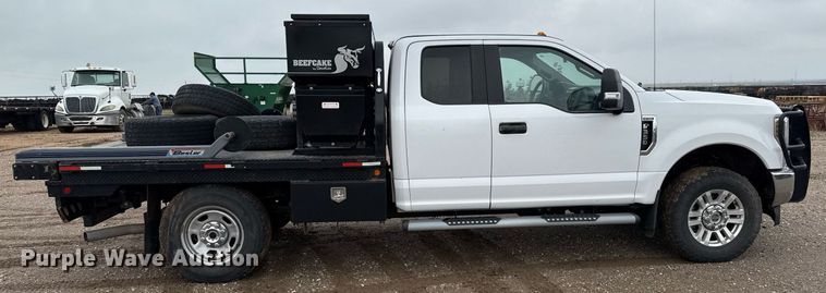 image for item EQ4928 2019 Ford F350 Super Duty  SuperCab bale bed pickup truck