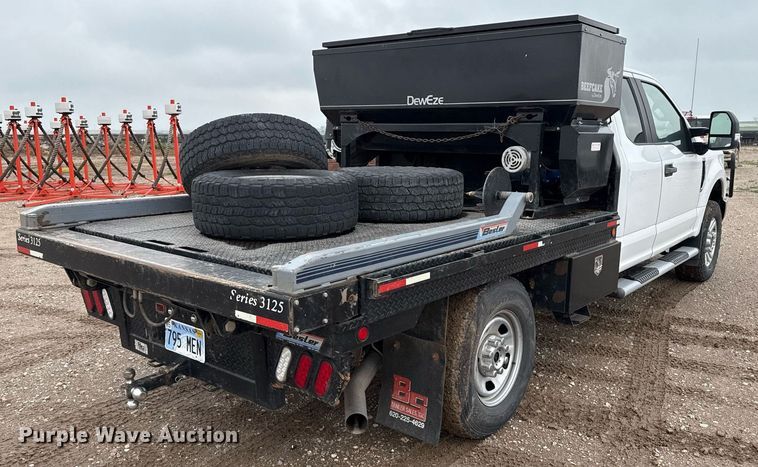 image for item EQ4928 2019 Ford F350 Super Duty  SuperCab bale bed pickup truck