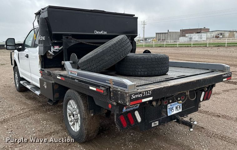 image for item EQ4928 2019 Ford F350 Super Duty  SuperCab bale bed pickup truck