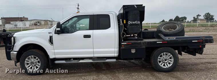 image for item EQ4928 2019 Ford F350 Super Duty  SuperCab bale bed pickup truck