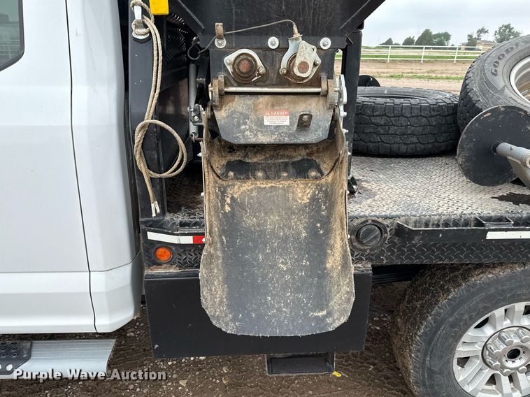 image for item EQ4928 2019 Ford F350 Super Duty  SuperCab bale bed pickup truck