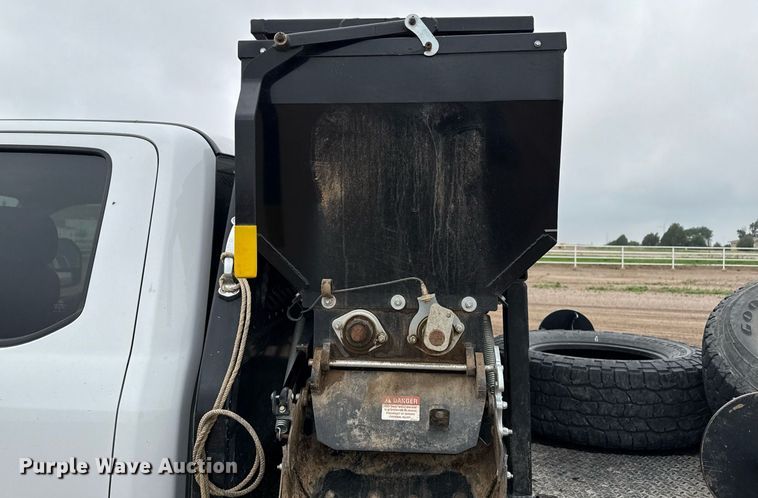 image for item EQ4928 2019 Ford F350 Super Duty  SuperCab bale bed pickup truck