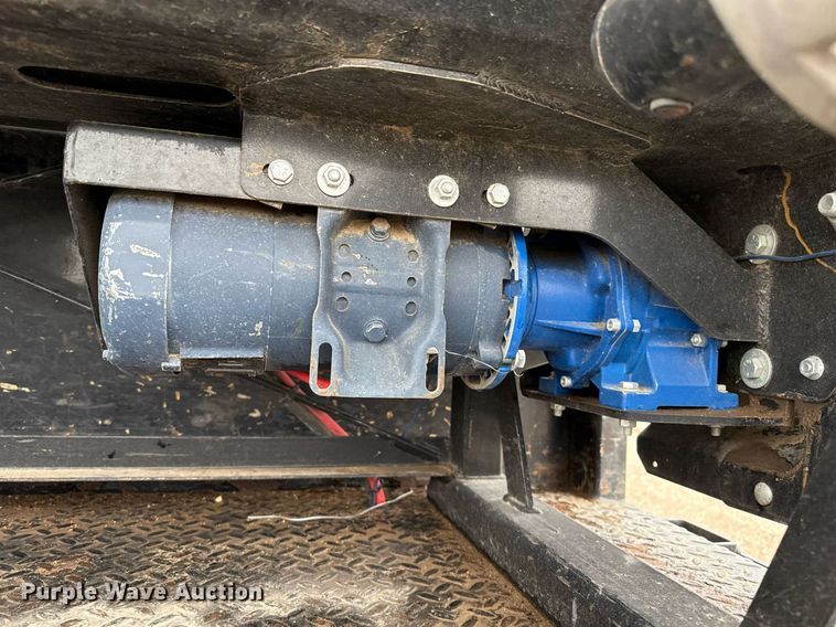 image for item EQ4928 2019 Ford F350 Super Duty  SuperCab bale bed pickup truck