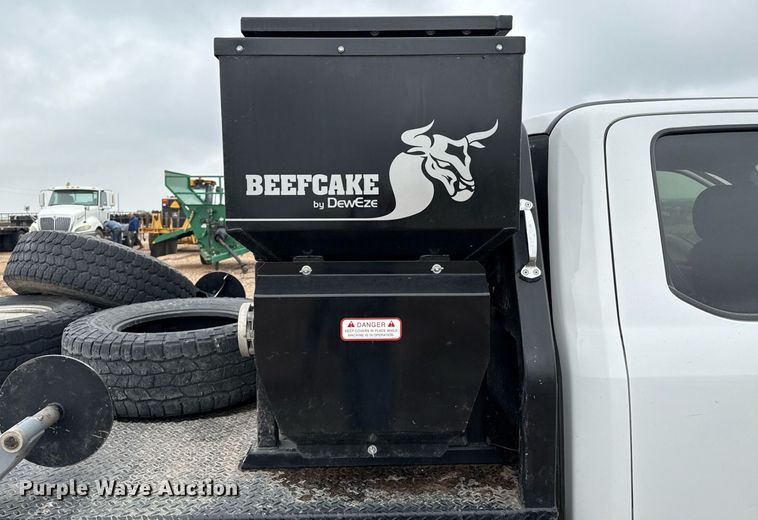 image for item EQ4928 2019 Ford F350 Super Duty  SuperCab bale bed pickup truck