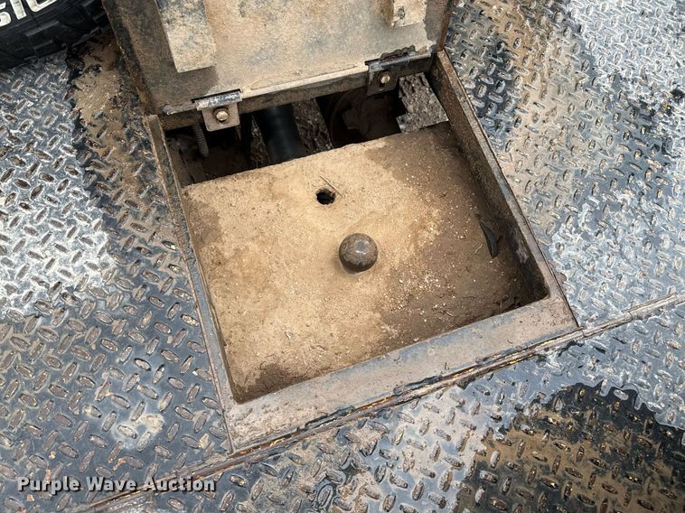 image for item EQ4928 2019 Ford F350 Super Duty  SuperCab bale bed pickup truck