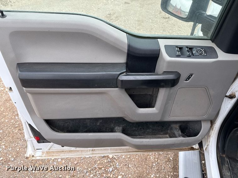 image for item EQ4928 2019 Ford F350 Super Duty  SuperCab bale bed pickup truck