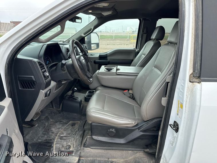 image for item EQ4928 2019 Ford F350 Super Duty  SuperCab bale bed pickup truck