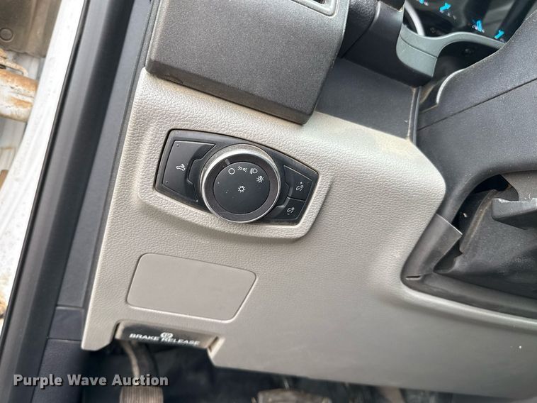 image for item EQ4928 2019 Ford F350 Super Duty  SuperCab bale bed pickup truck