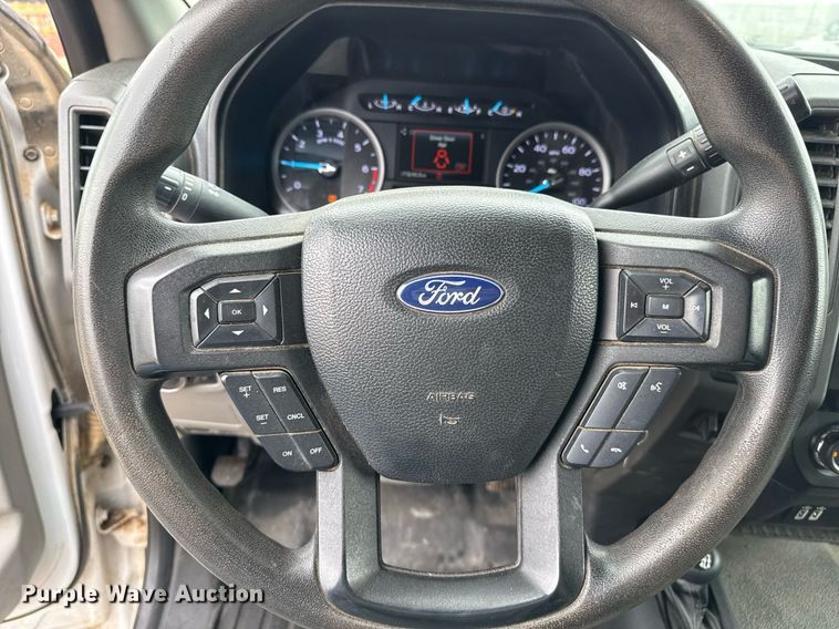 image for item EQ4928 2019 Ford F350 Super Duty  SuperCab bale bed pickup truck