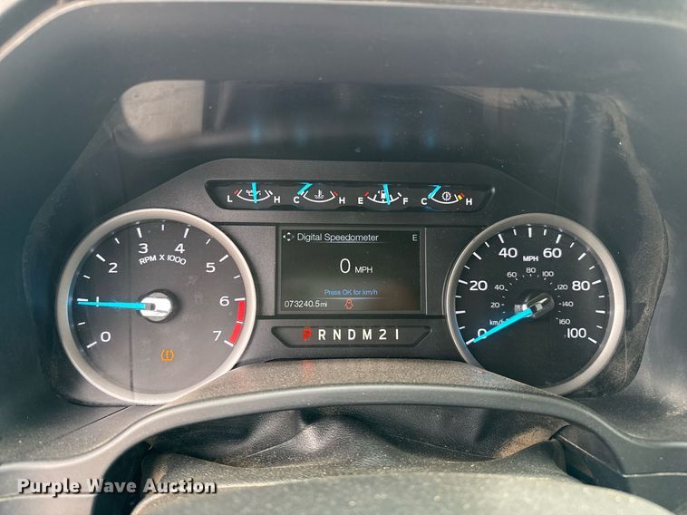 image for item EQ4928 2019 Ford F350 Super Duty  SuperCab bale bed pickup truck