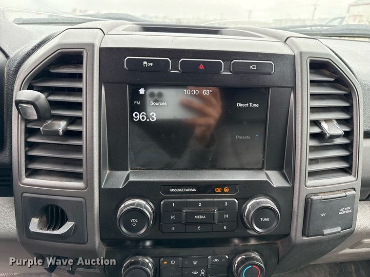 image for item EQ4928 2019 Ford F350 Super Duty  SuperCab bale bed pickup truck