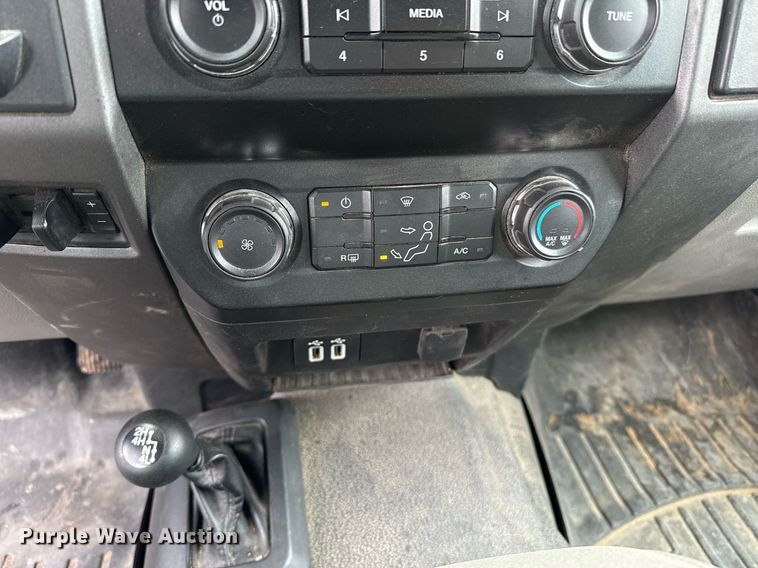 image for item EQ4928 2019 Ford F350 Super Duty  SuperCab bale bed pickup truck