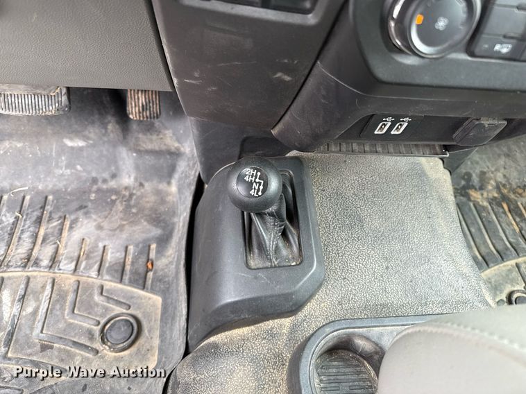 image for item EQ4928 2019 Ford F350 Super Duty  SuperCab bale bed pickup truck