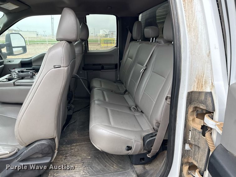 image for item EQ4928 2019 Ford F350 Super Duty  SuperCab bale bed pickup truck