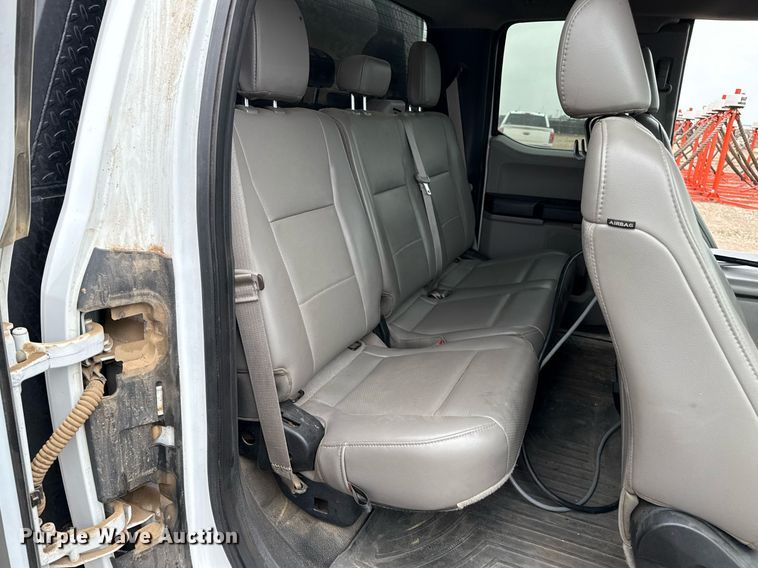 image for item EQ4928 2019 Ford F350 Super Duty  SuperCab bale bed pickup truck