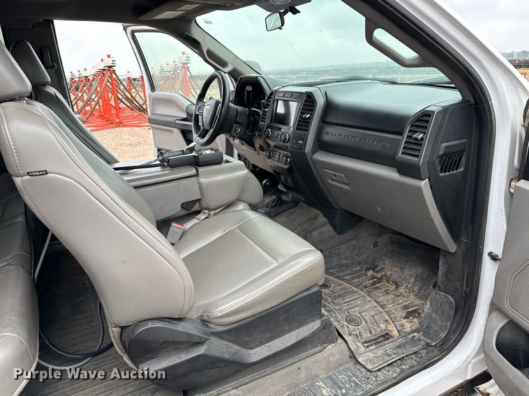 image for item EQ4928 2019 Ford F350 Super Duty  SuperCab bale bed pickup truck