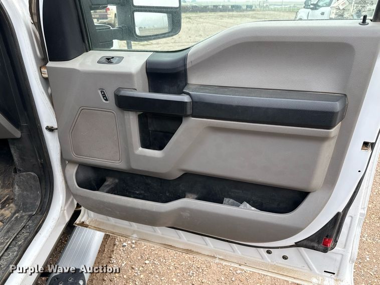 image for item EQ4928 2019 Ford F350 Super Duty  SuperCab bale bed pickup truck