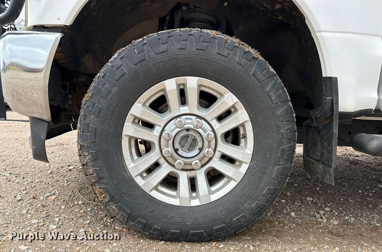 image for item EQ4928 2019 Ford F350 Super Duty  SuperCab bale bed pickup truck